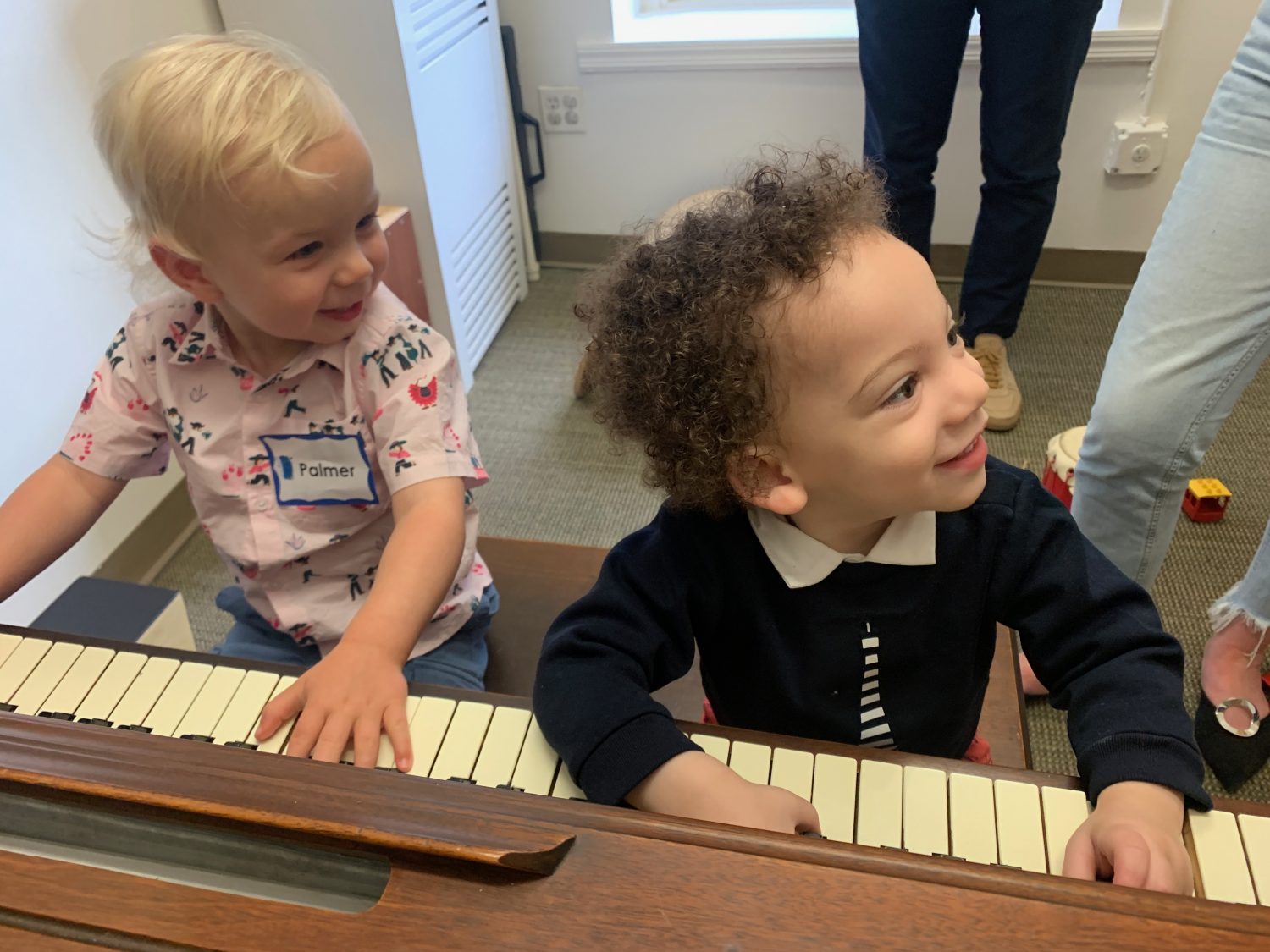2 children playing piano